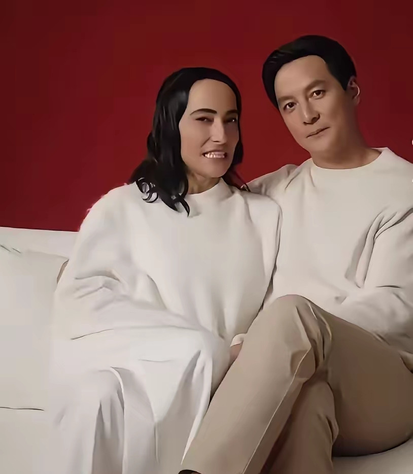 吴彦祖和老婆这张合照，第一眼看过去，差点以为是兄妹。两人长得越来越像了，不是五官复刻，而是笑起来的神