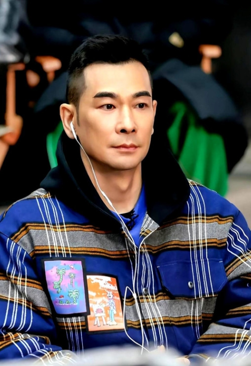 53岁赵文卓牵着女儿走秀，镜头扫过，肩背笔直，下颌线锋利得像刀。网友炸锅：我4