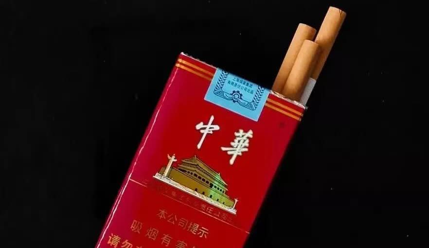 广东广州，一男子请朋友K歌，中途烟抽没了，因为都喜欢抽华子，可他又嫌KTV的烟太
