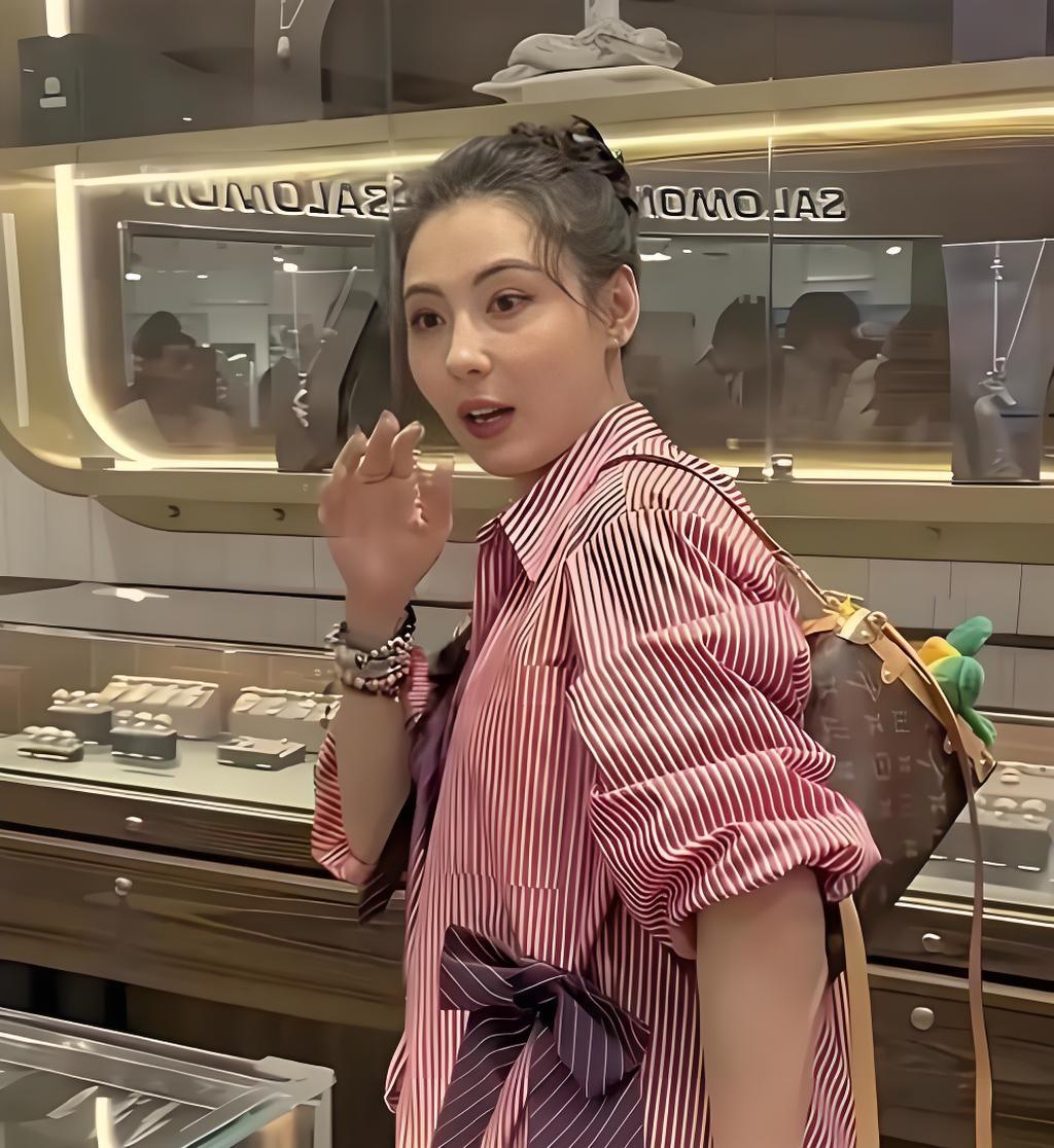 46岁张柏芝三亚被偷拍，评论区吵翻了！可我看了眼她的作息表，一句话都说不出来