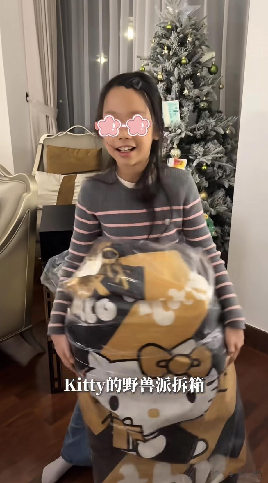 伊能静终于撕掉了明星家庭的最后一层滤镜。圣诞视频里，秦昊穿着居家服窝在沙发上，