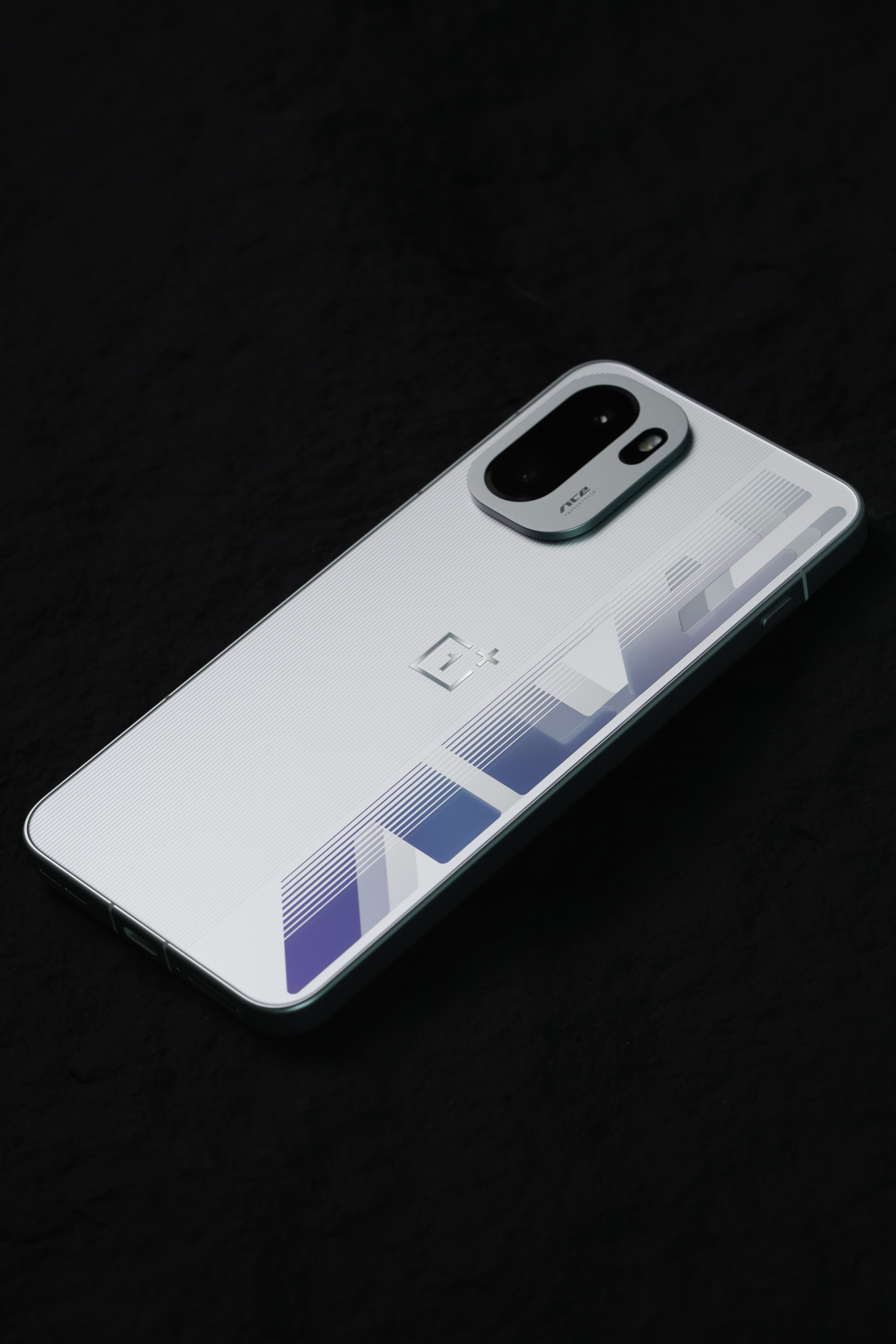 仔细看了一下一加Ace6的后盖，那个巨大无比的「ACE」用的材料应该和其他区