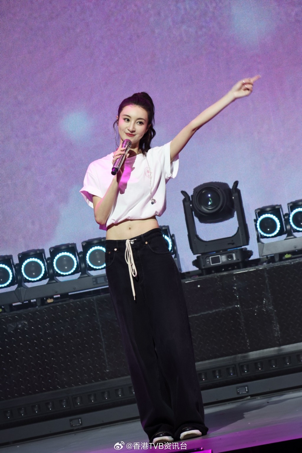 星岛：林夏薇晒美腿回厦门举办音乐见面会陈豪胡定欣黎耀祥拍片助阵林夏薇继广州站之