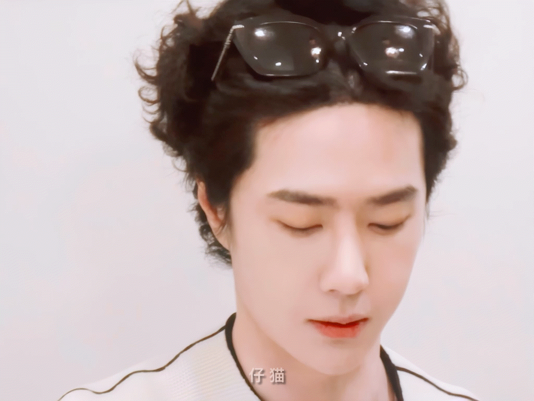 王一博卷毛背头墨镜🕶️，这个造型简直封神王一博cr:logo