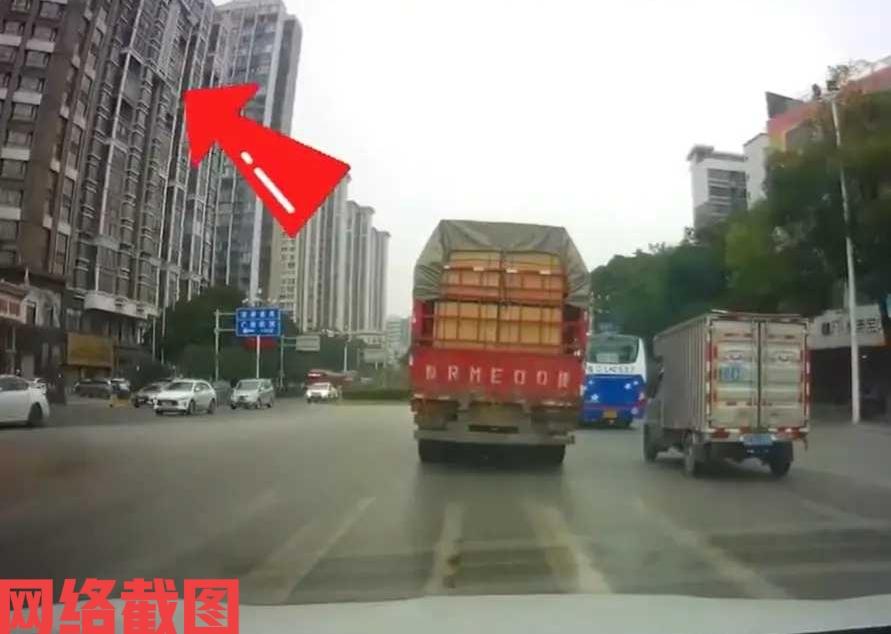 广西桂林有女子在路上正常开车。女子突然看到有什么东西从天而降，直接落在自己车