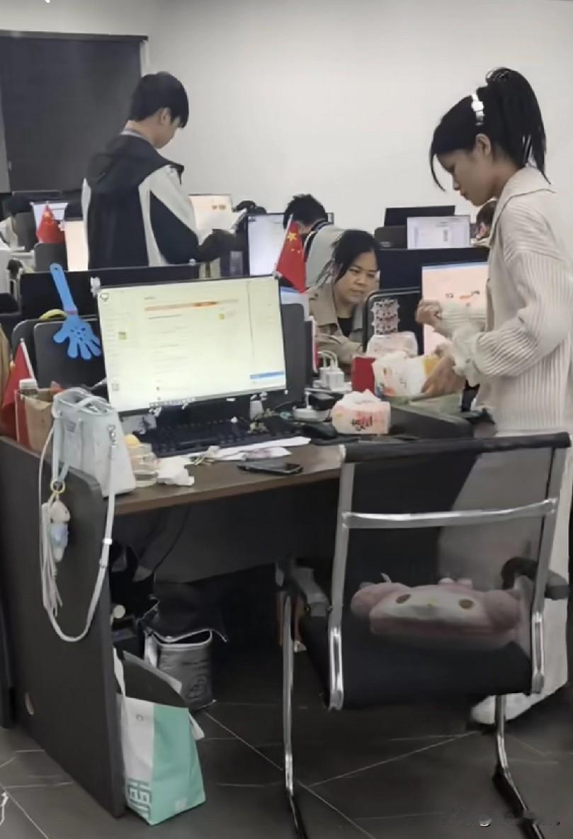 给大家实地演示一下公司是怎么坐吃“大环境不好+人口多”带来的红利的：朋友在一家科