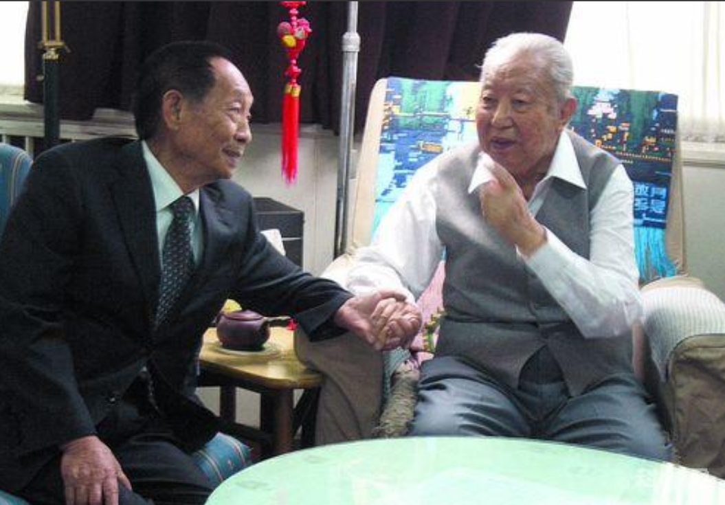 2006年，袁隆平到北京出差时，特意去看了身体欠佳的华国锋，当时华国锋不太愿见客