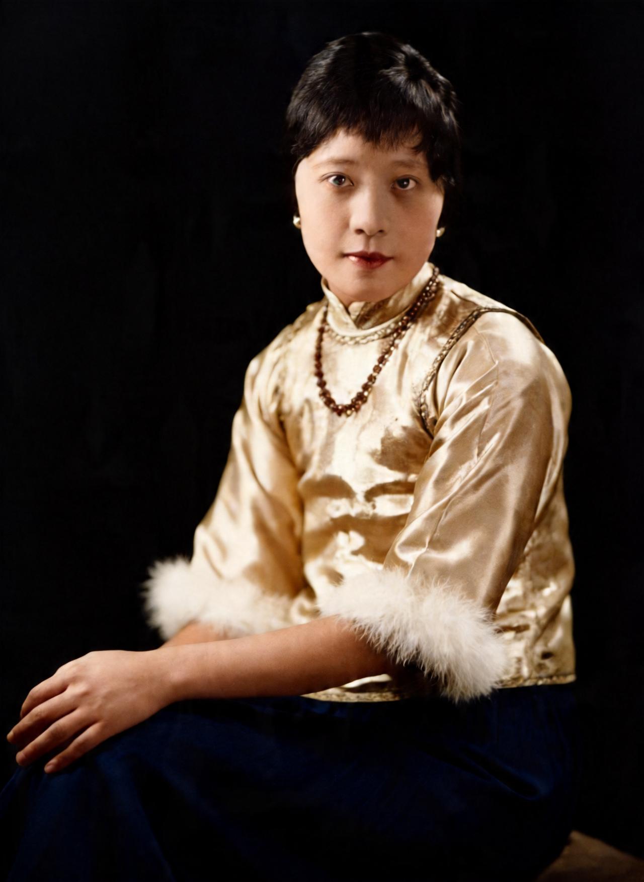 这位集容貌、气质与画技于一身的女子一生创下多项中国艺术史“第一”。她出身福建闽侯