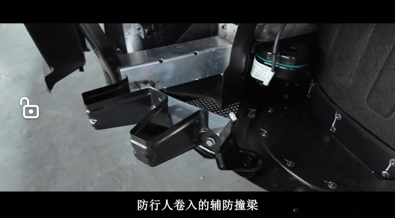 YU7号称对标modelY，来看看最重要的安全设计和用料。比如车前部防卷入结构