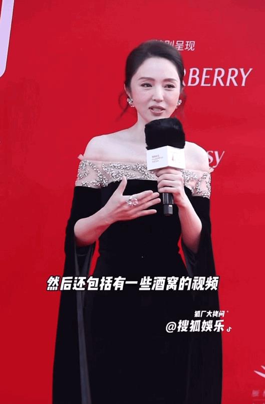 妈呀，笑死我了！在董璇的视频下方看到一网友评论：“姐，别亲了，再亲就破相了，脸上