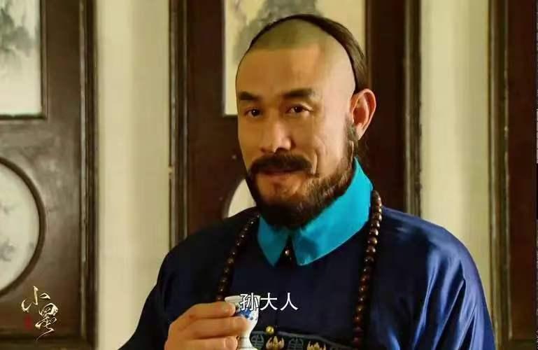 年羹尧是旗人，妹为皇妃，手握选官大权，连王公都给他下跪。岳钟琪是纯汉人，没旗籍，