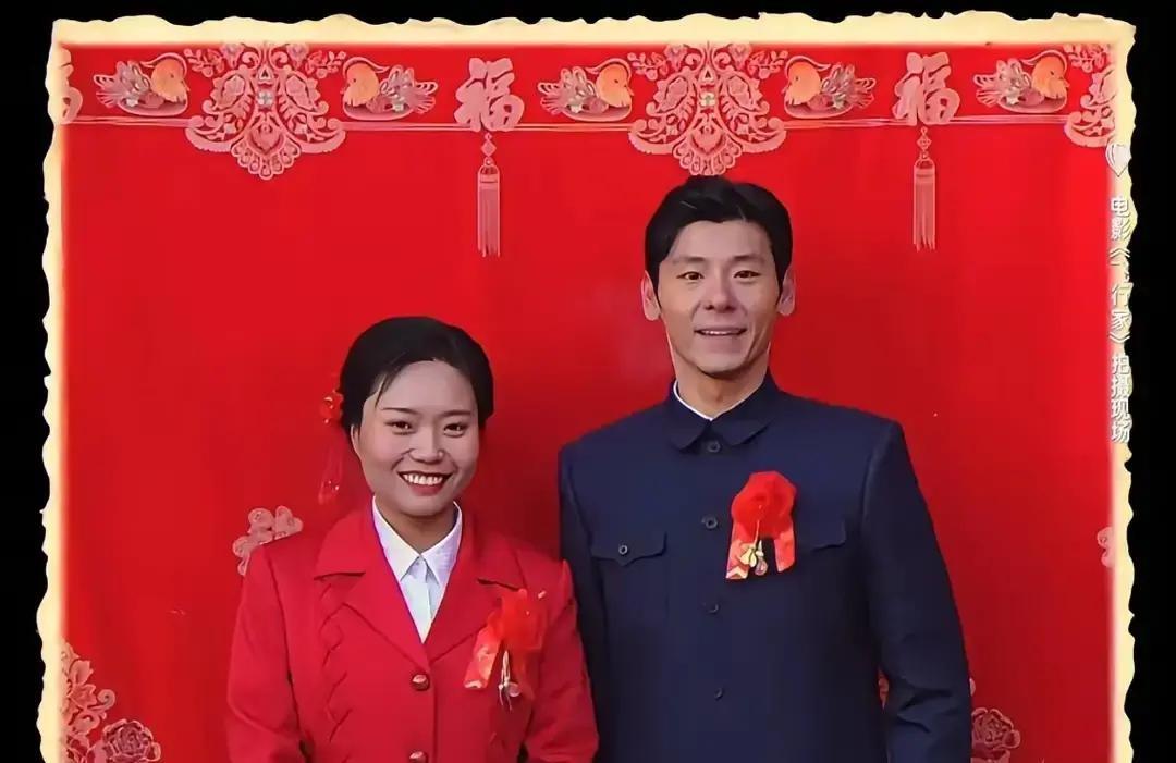 李雪琴和蒋奇明在《送你一朵小红花》里拍的那组婚纱照又刷屏了。红西装、小红花、老