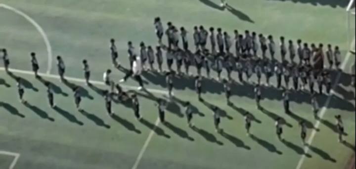 小学老师踹飞2名学生? 当地通报: 外聘教师在维护秩序时踢了2名学生、推了1名学生;涉事教师进入解聘程