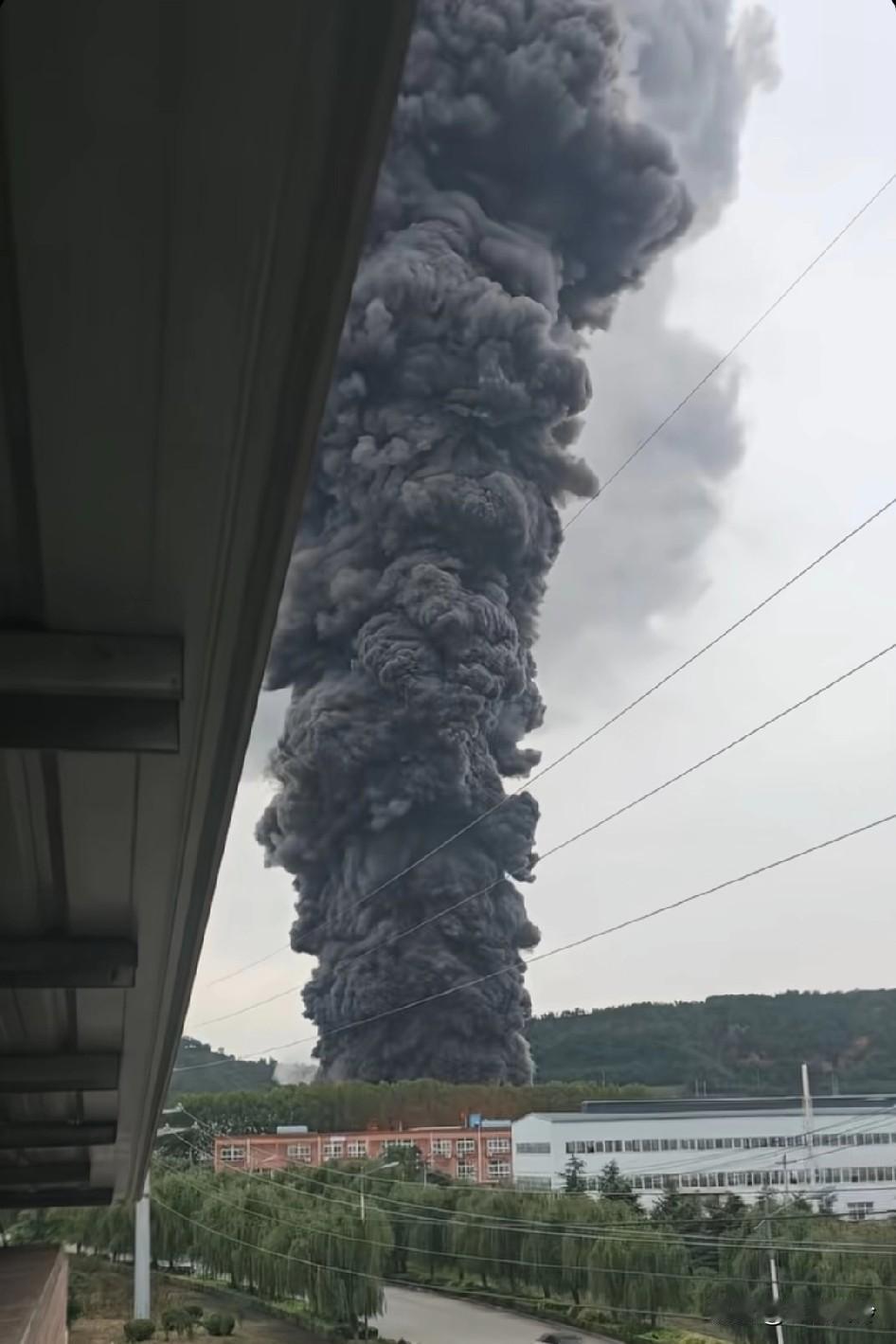 白鹤化工厂边爆炸了，浓烟一路南下洛阳，搞得以为要下暴雨了，干了十几年的化工，这种
