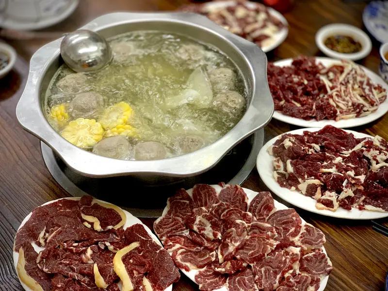 今日必须晒出我的美食！中午吃了隆江猪脚饭，那猪脚卤得酥烂，入口即化，搭配上米饭和