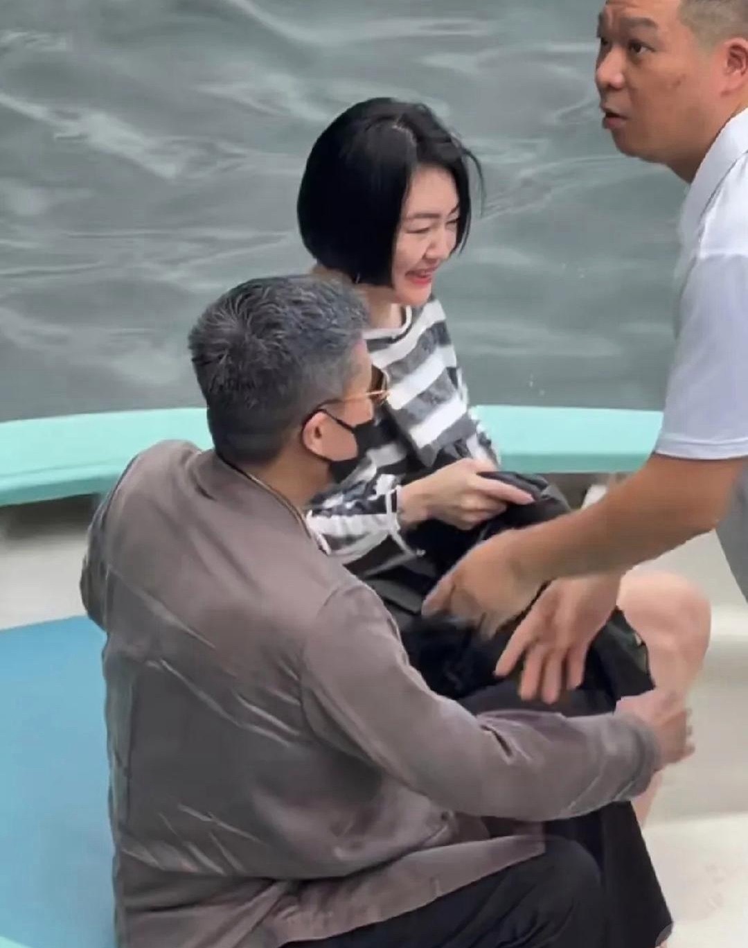 网友偶遇小S和老公在香港，坐游艇出海玩！许雅均头发都白了，他今年都55岁了，有一