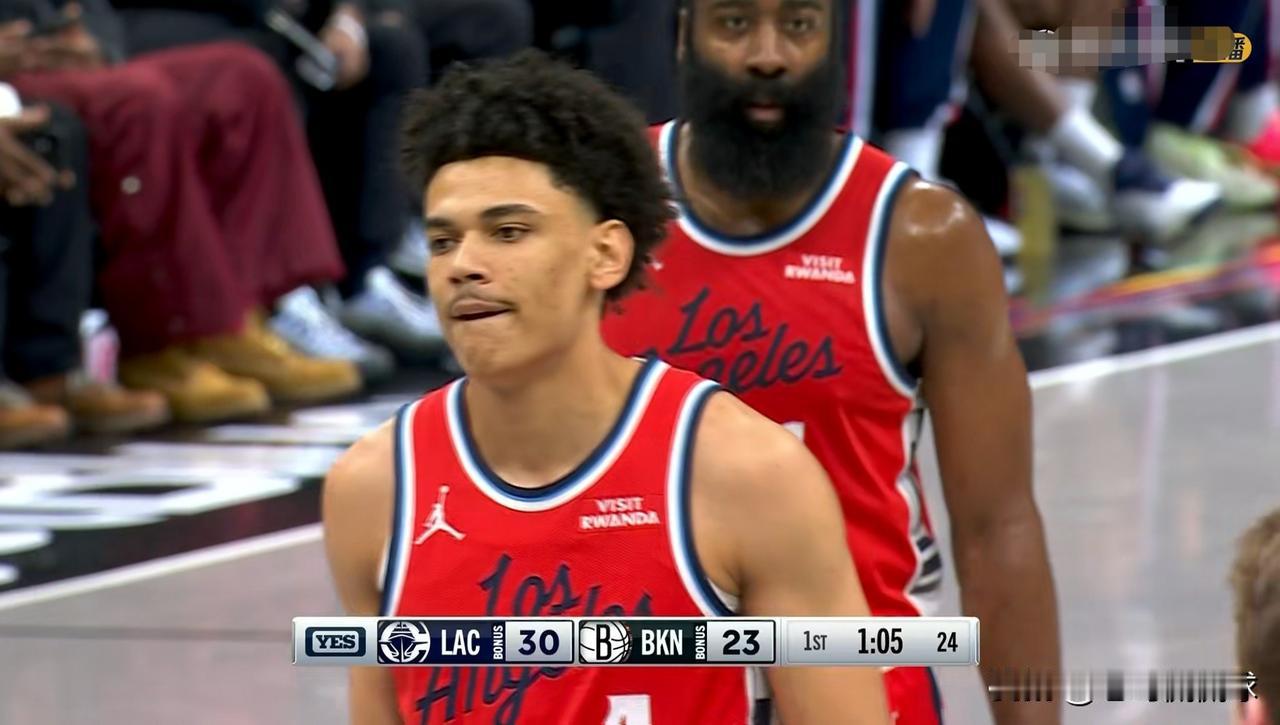 快船新星桑德斯真是太暗淡了！在今天快船客场以121：105大胜篮网的比赛中，桑德