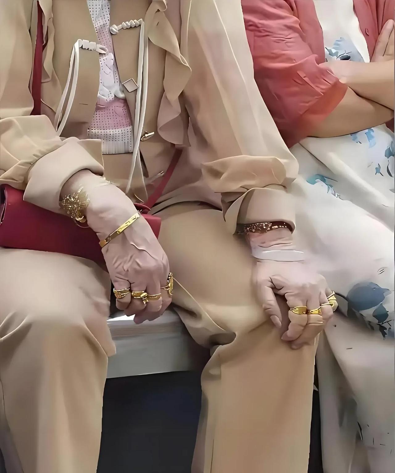 这位大妈胆子真大！戴这么多首饰出门，难道不怕被别人盯上吗？