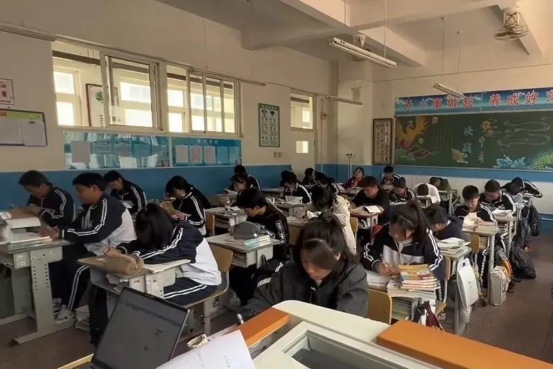 高中三年，10条避坑指南！做到一半，高考妥妥进重点大学1、别玩手机，你就赢了