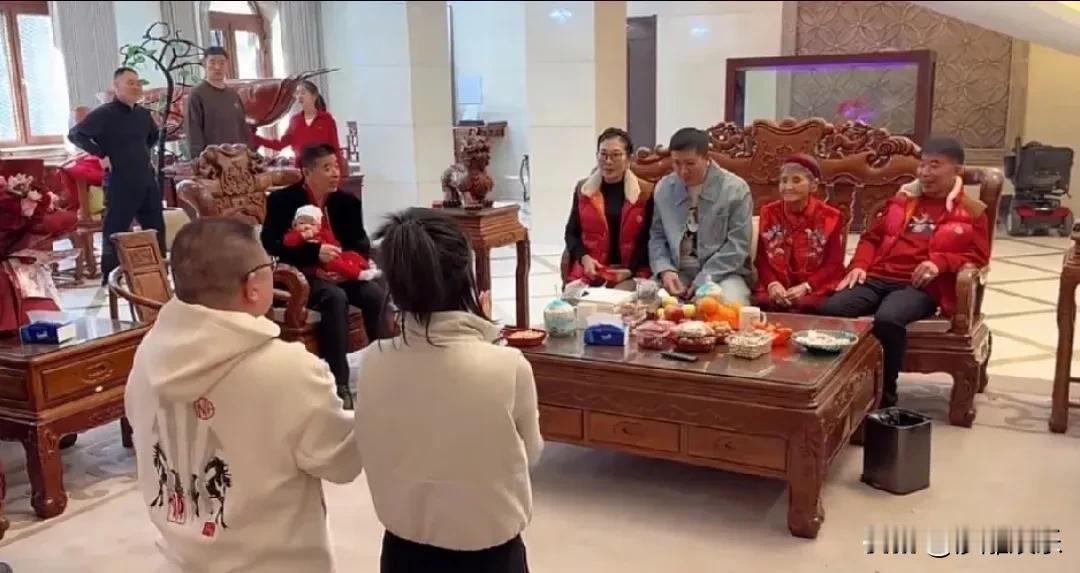 杨子晒家族小辈磕头拜年，1500平豪宅里的年味，细节却引发热议大年初二，杨子