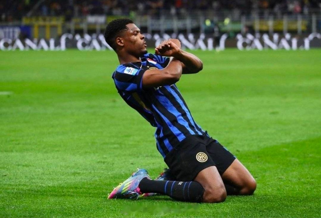 米体：邓弗里斯合同中有2500万欧解约条款，每年都会生效据《米兰体育报》报道，国