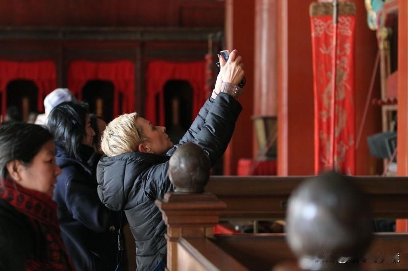 老外扎堆打飞的来中国看病“来华免签”后，不少老外打飞的来中国看病，这现象挺火。