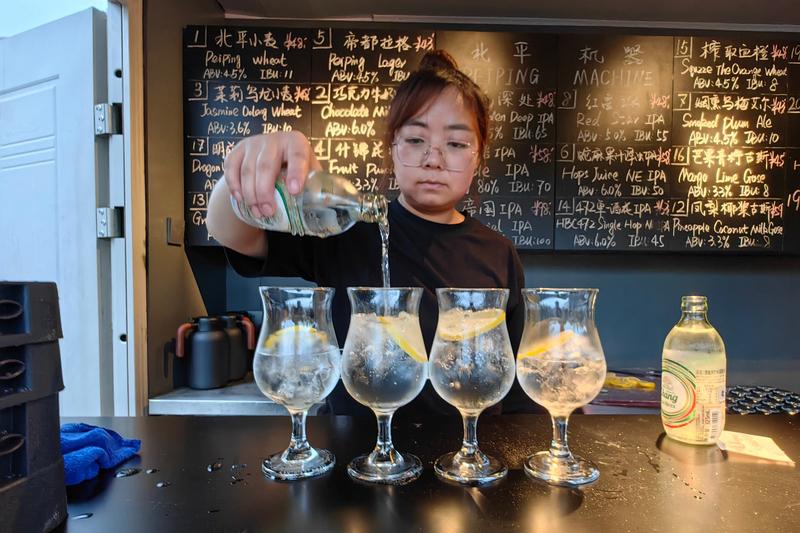 上海这事儿，看得我脊背发凉。就因为两人吃顿饭花1400，多让服务员拍几张照找角度