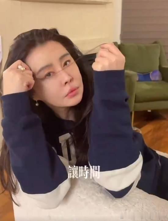 58岁王祖贤最新状态引热议8岁王祖贤发布最新居家视频状态引发热议，视频中她素颜披