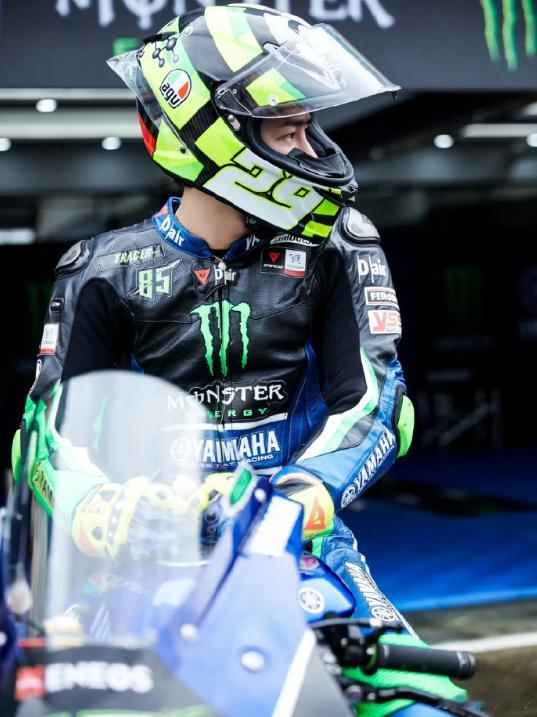 王一博杜华赛后同框封神，赛道酷盖一出场，内娱顶流排面直接拉满！杜华王一博赛后合