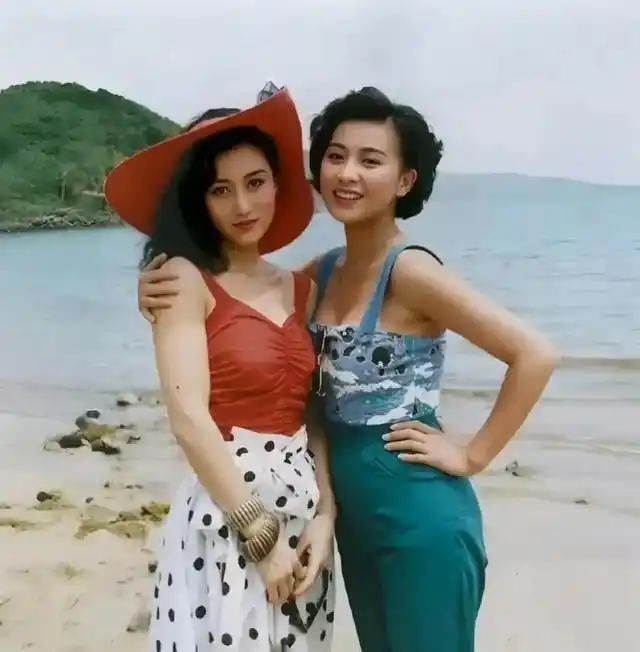 1990年的利智在海边。两人都20多岁，大好年华。两位美女红绿相配，交相辉映。一