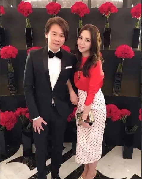 2014年，45岁的陶喆花了600万办婚礼，娶了小18岁的江佩蓉。婚礼上，陶喆哽