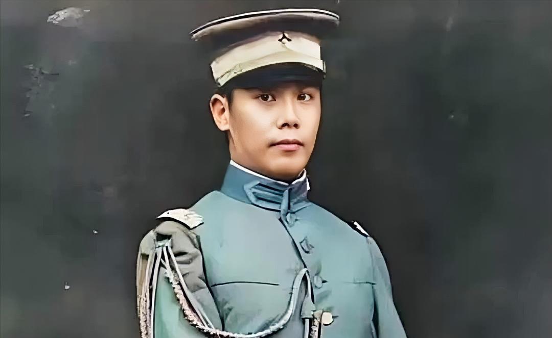 70岁袁克定流落街头，靠捡拾残羹充饥，表弟张伯驹将他接回府邸。从昔日权贵