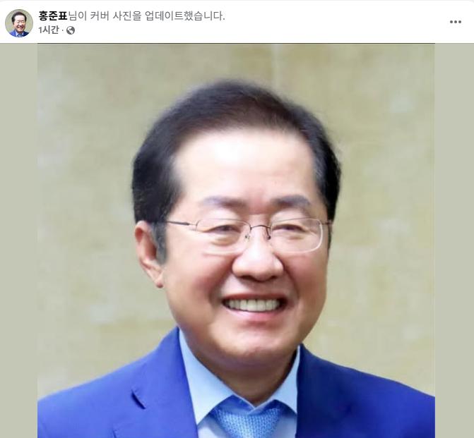 洪准杓换上民主党象征色蓝领带，引发“是否转投民主党”揣测在宣布退出政界、脱离