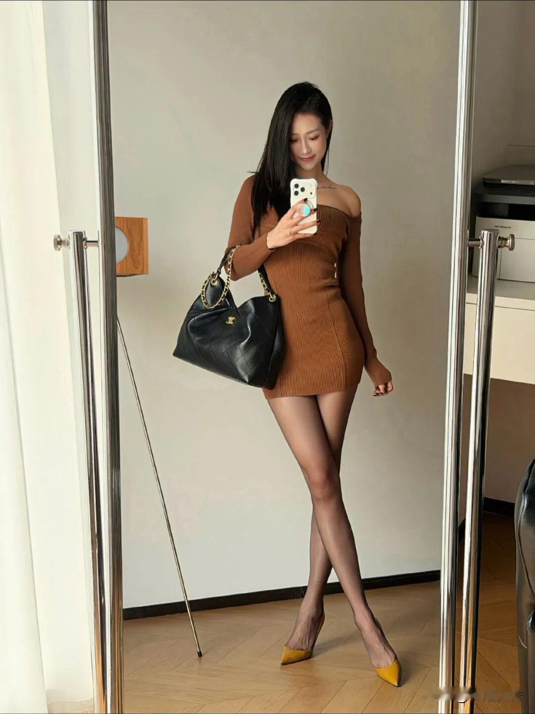 优雅自拍，棕色毛衣搭配黑色手袋，时尚又迷人！