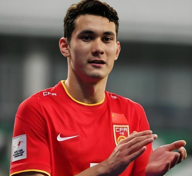 20岁的拜合拉木，拿到国足奖金，没买跑车，没买名表，扭头就给他哥在伊犁付了套房