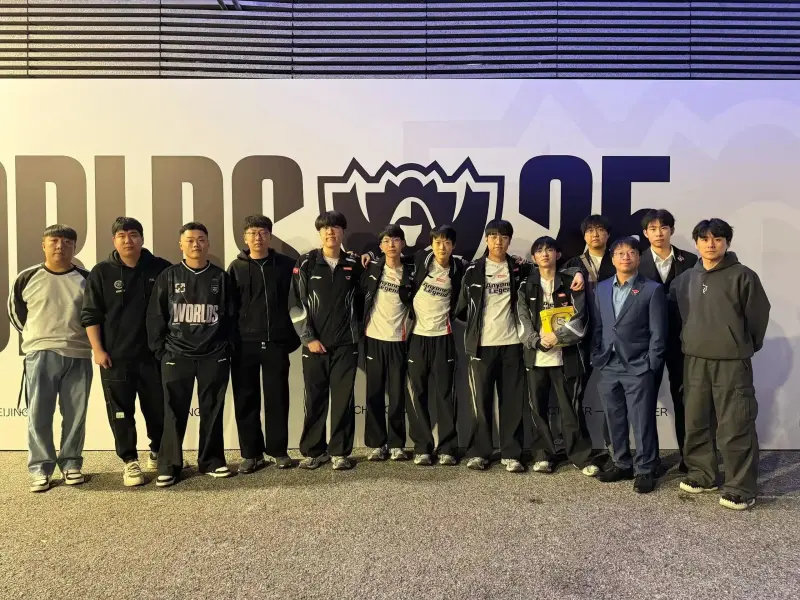 AL主教练Tabe于凌晨五点更新动态，发布全队合影并附上一段感言，文字中流露出深