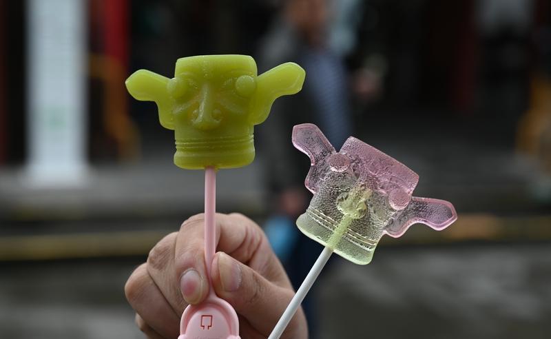 孩子吃棒棒糖那会儿,糖还没化完,眼睛就亮了。大人给钱买新玩具,孩子刚拆开,兴致