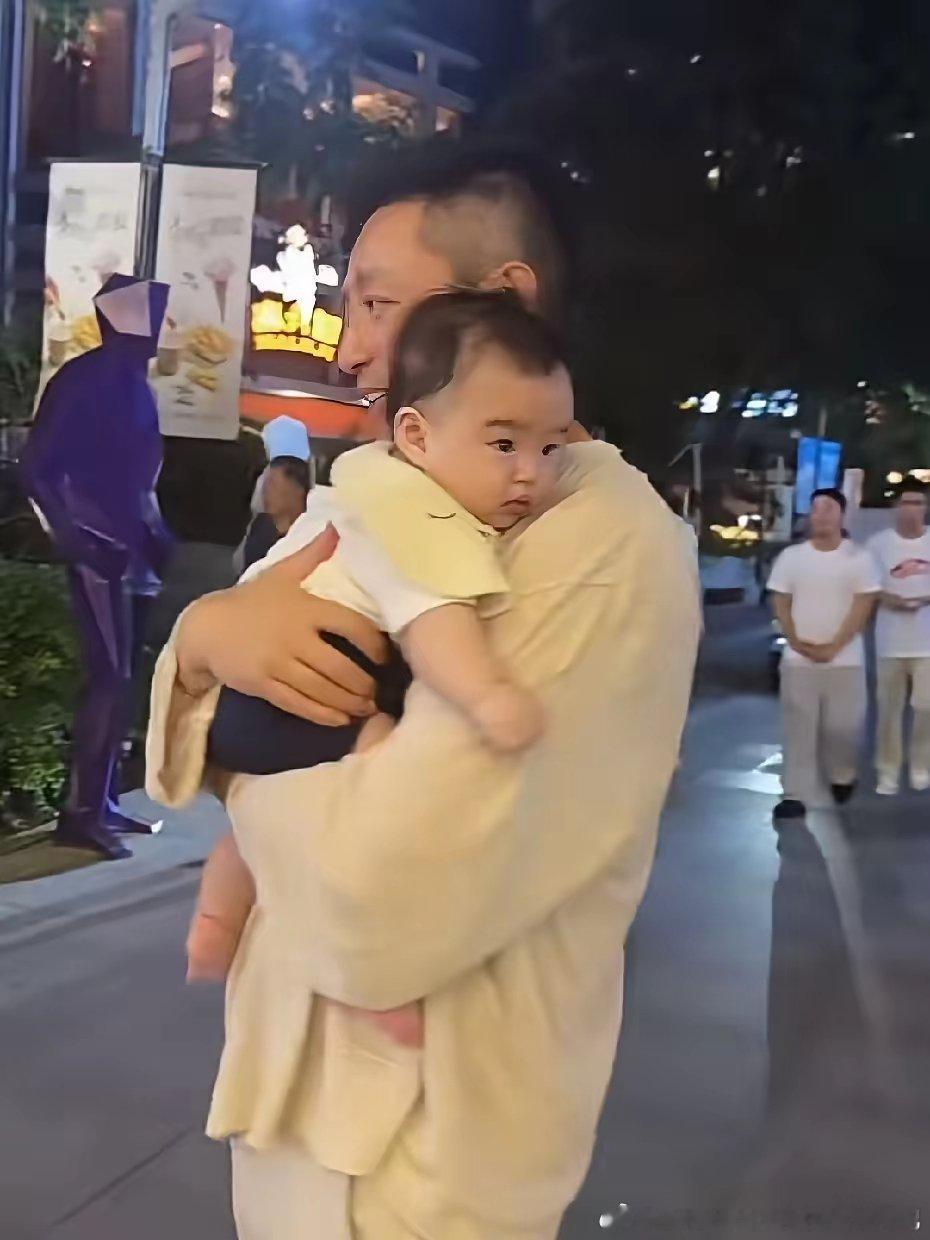 汪小菲晚上抱儿子散步，忍不住调侃儿子太敦实，抱得他腰疼！有一说一，他现在这日子过