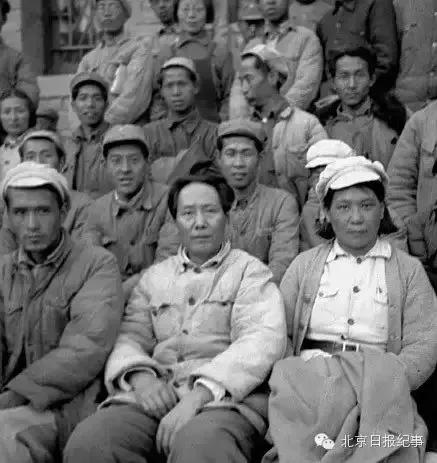 毛主席：“要造就有远大的理想、丰富的生活经验、良好的艺术技巧的一派艺术工作者。”