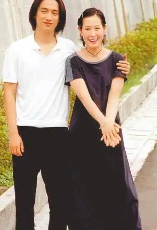 41岁才步入婚姻的刘若英，嫁给了身家亿万的钟小江。洞房当夜，她当面提出三项大多数