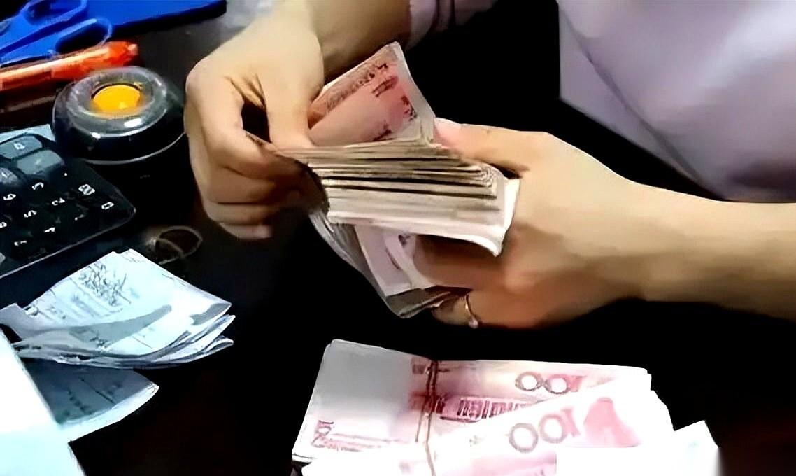 盯着金融资产交易平台上的公告，这几天的动静大得让人心跳加速。前脚，借贷的人还在