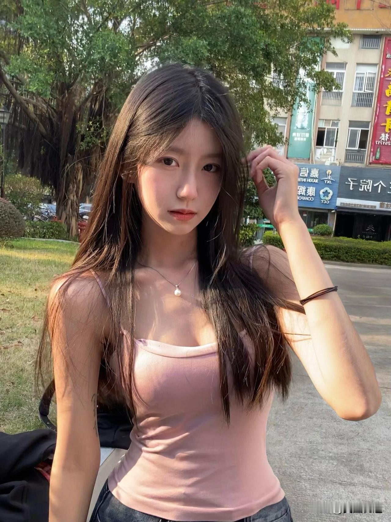 阳光下的少女，清新自然，温柔动人。