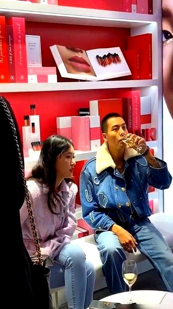 43岁的董洁和27岁的林允站一起，太真实了！上海电视剧品质盛典红毯，两人因为