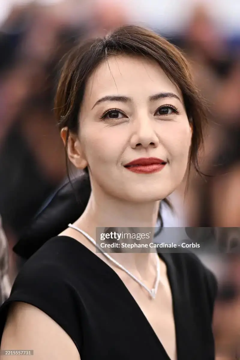 高圆圆在第78届戛纳电影节电影《霓虹夜之子》的拍照仪式上摆姿势。