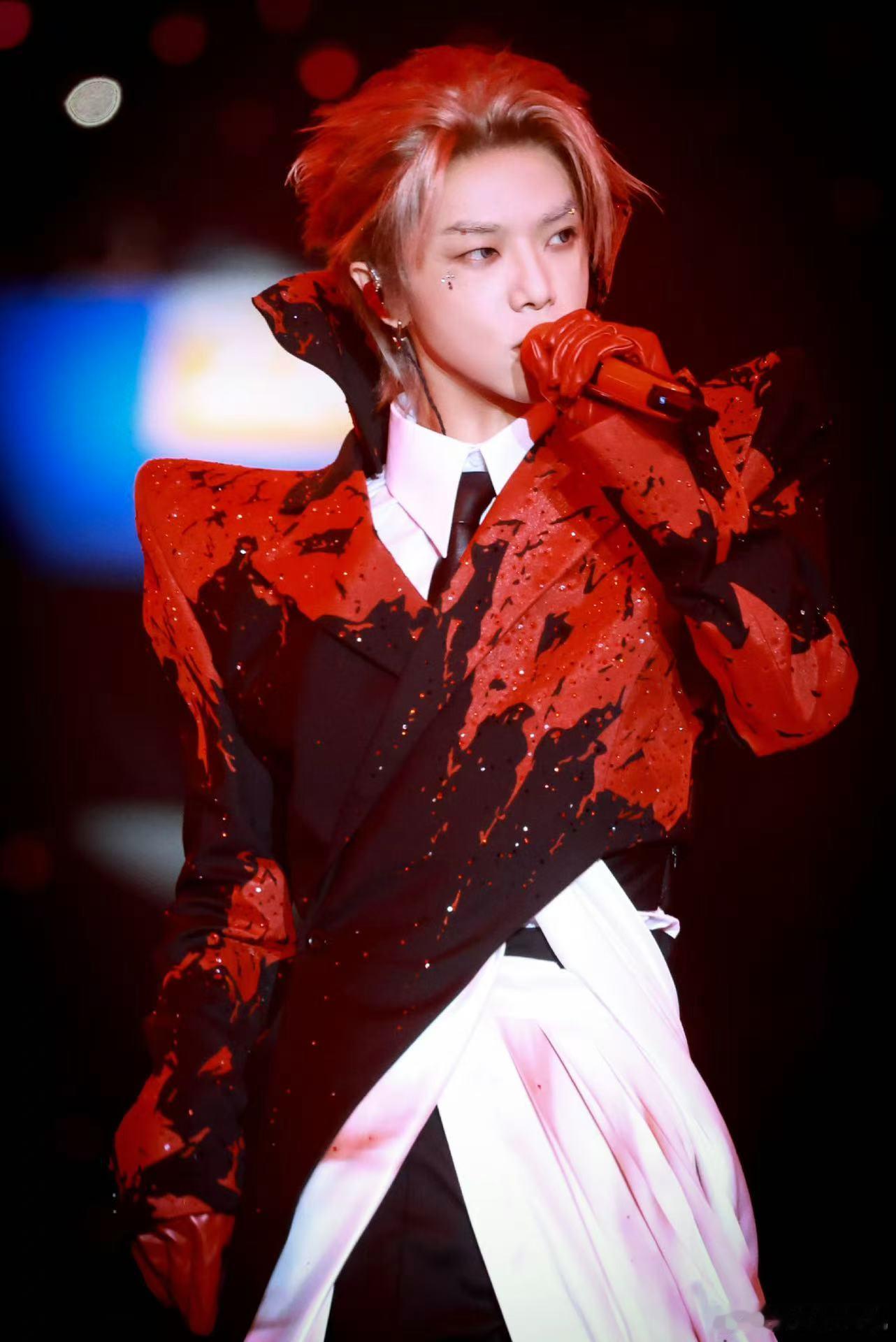 华晨宇我35岁最后一天的最后一吻亲一个35岁的最后一吻，然后迎来崭新的36岁。