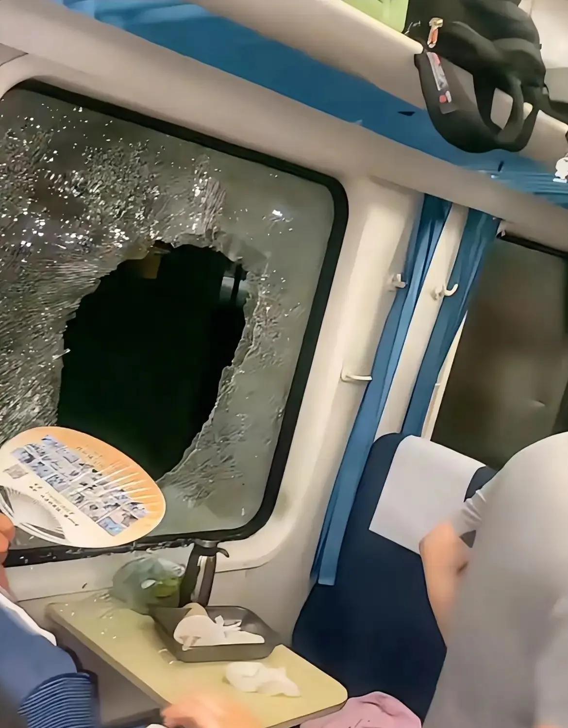 全网都在给这个小伙子点赞，但是我不理解为什么要把好好的车玻璃砸掉？热的话大家都热
