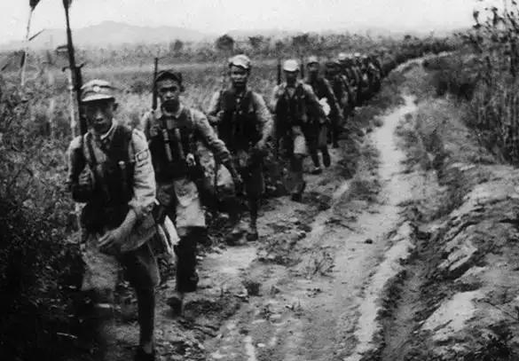 1941年1月皖南事变后，我军在苏北盐城重建新四军军部。盐城“环城皆盐场”，是历