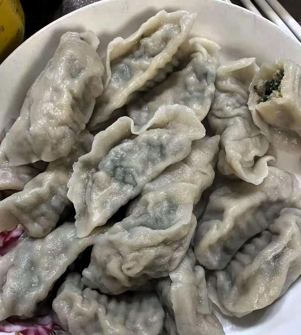 以前一直以为包多了的饺子只能生着冻冰箱，去了朋友家才发现自己错得离谱。人家都