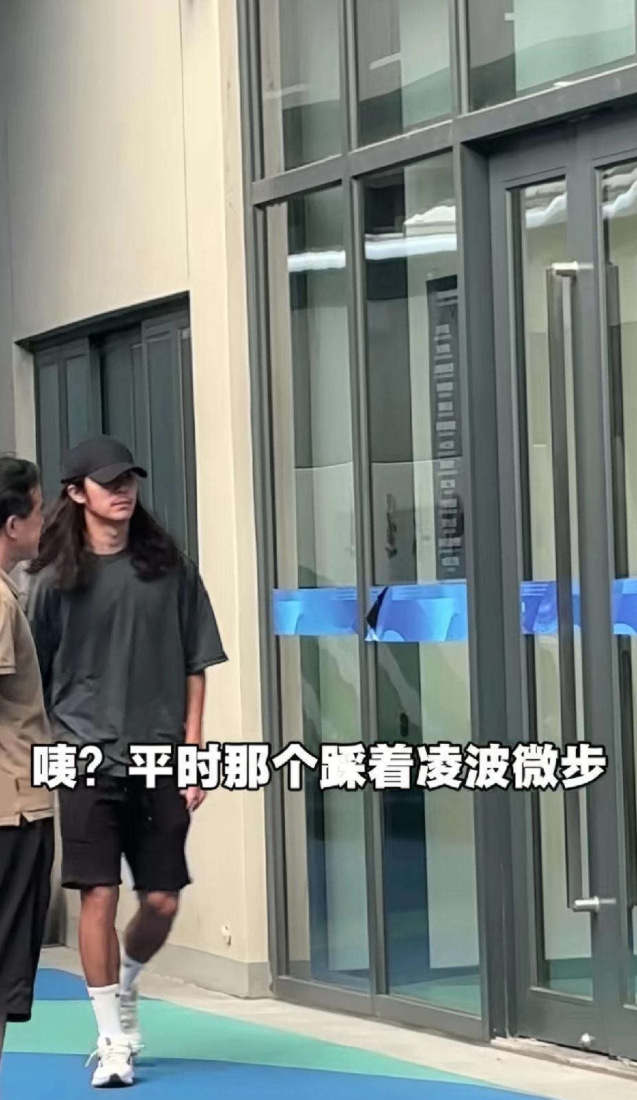 一头飘逸的长发，是他最大的标志，这在中国足坛是极其少见的。他就是浙江队中场悍将