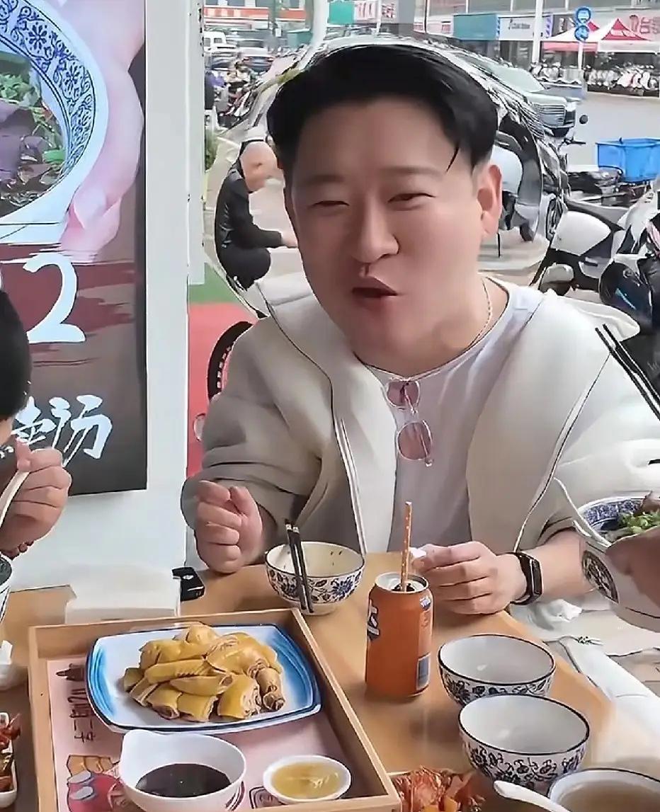 【著名相声演员曹云金被路人认出，依旧无法摆脱郭德纲的影子，对此你怎么看？】近日